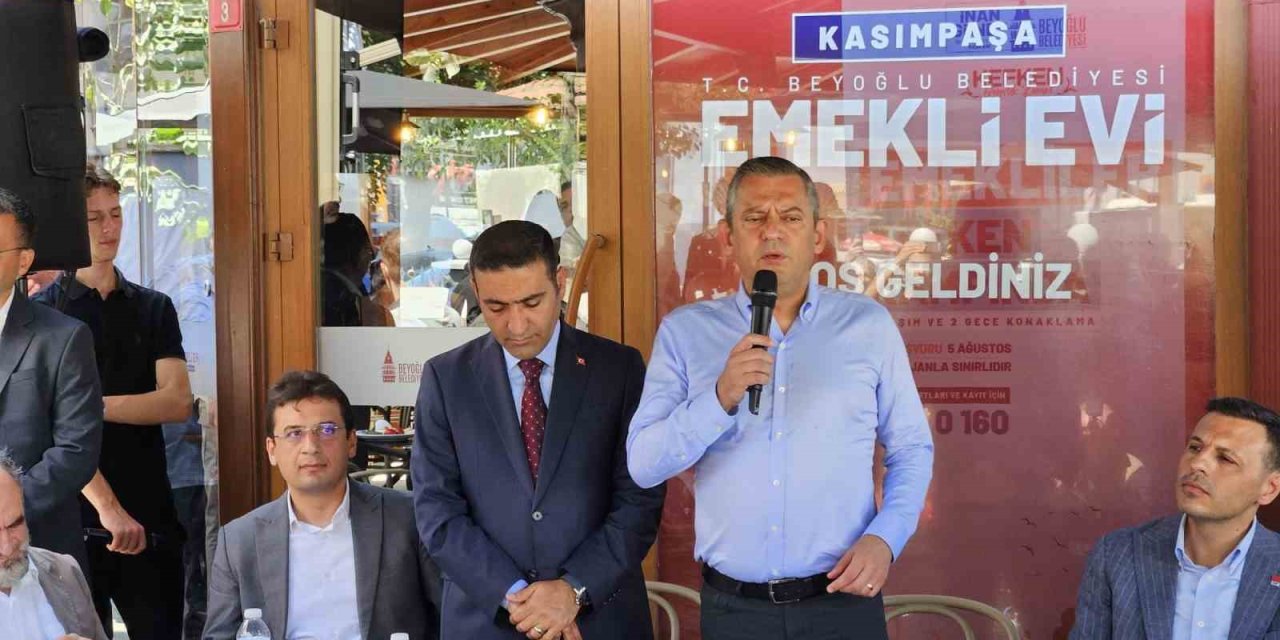 CHP lideri Özgür Özel: Emekliye düşük maaş tepkisini Beyoğlu'nda sürdürdü