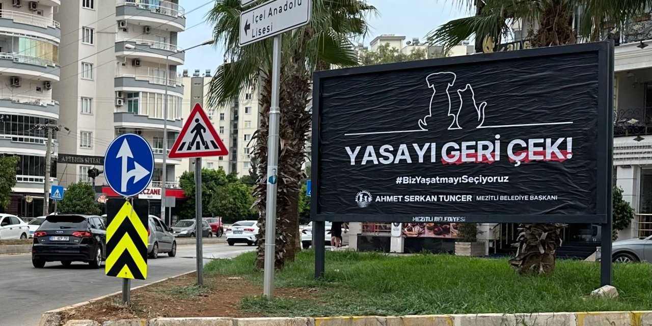 Mezitli Belediyesi "Yasayı Geri Çek" afişleriyle tepki veriyor