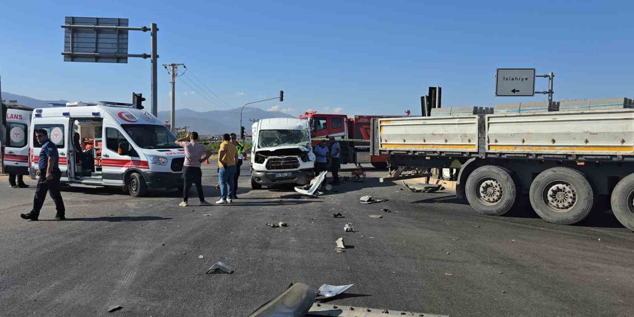 Gaziantep’te 3 araç birbirine girdi şoför ağır yaralı