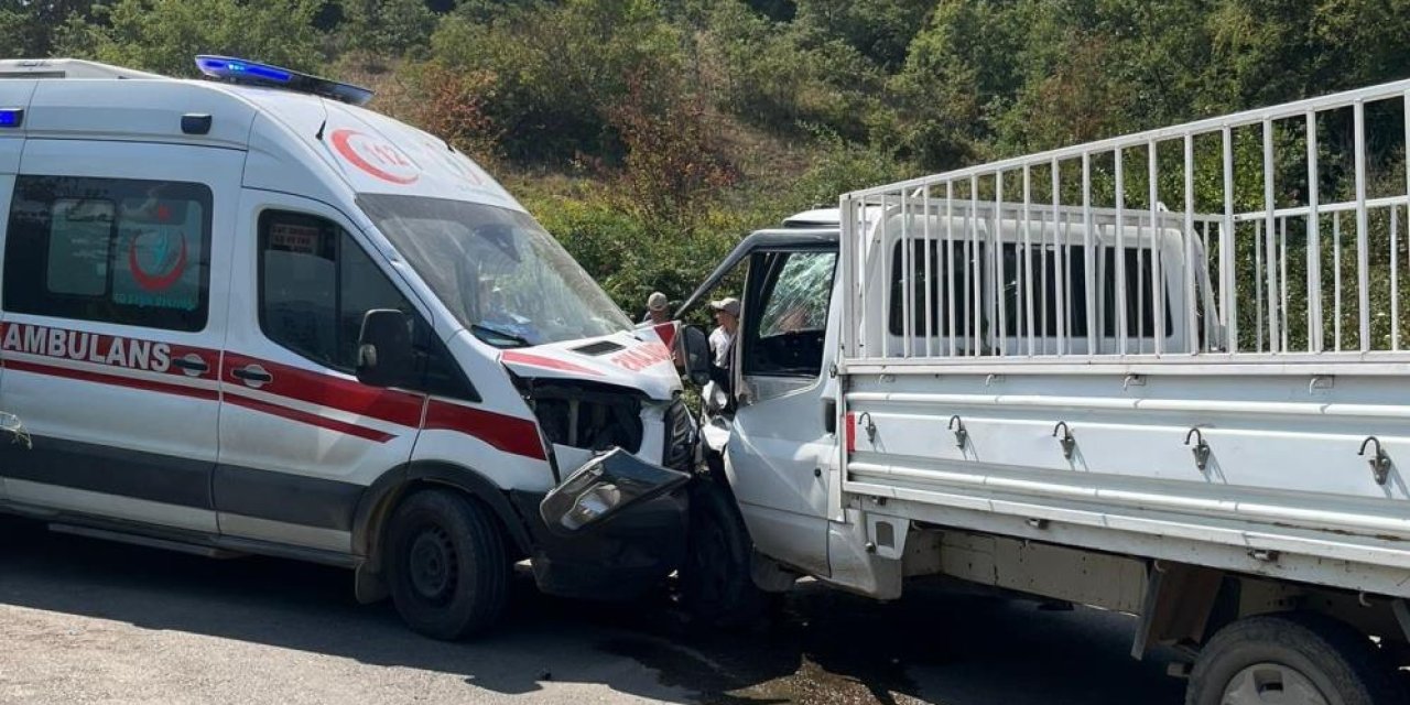 Ambulans kamyonet ile çarpıştı, 7 kişi yaralandı