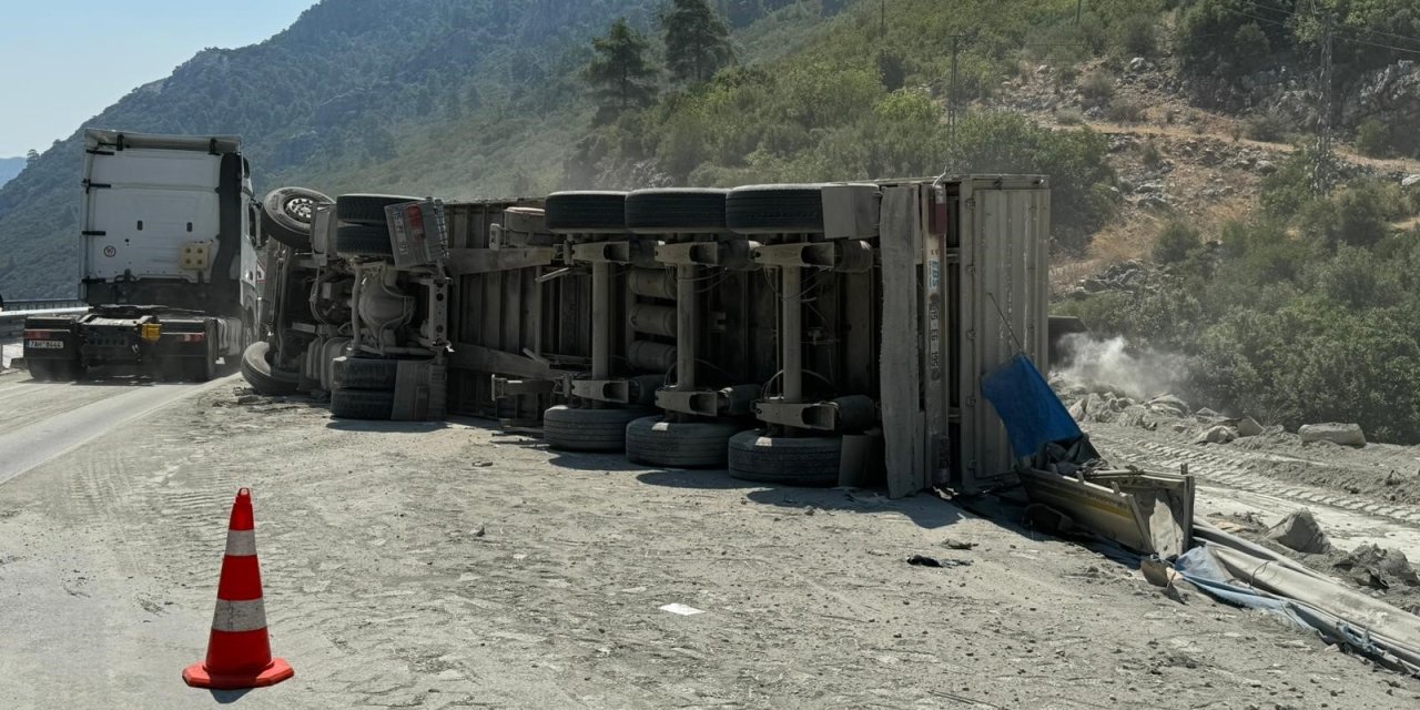 Burdur-Antalya karayolu yol trafiğe kapandı