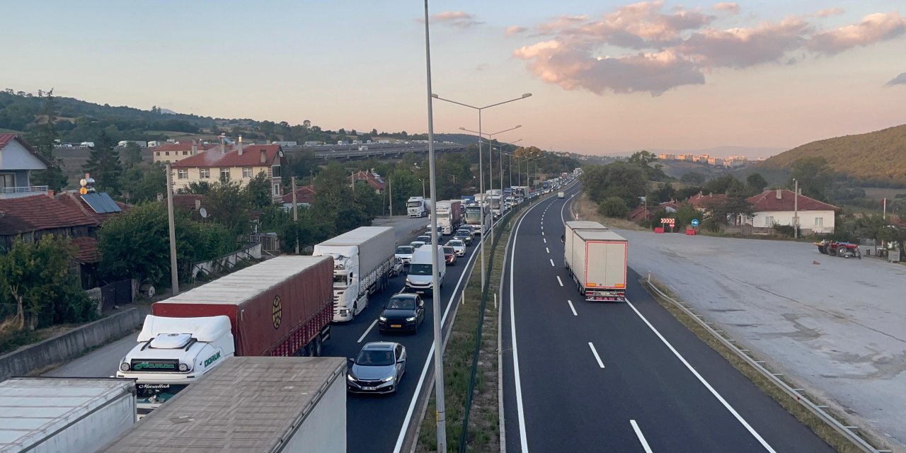 Bolu’da İstanbul istikametinde kilometrelerce araç kuyruğu oluştu