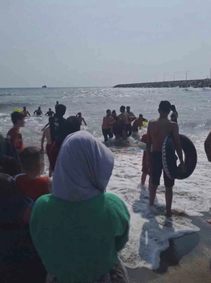 Hatay da boğulma tehlikesi geçiren 2 genci vatandaşlar kurtardı