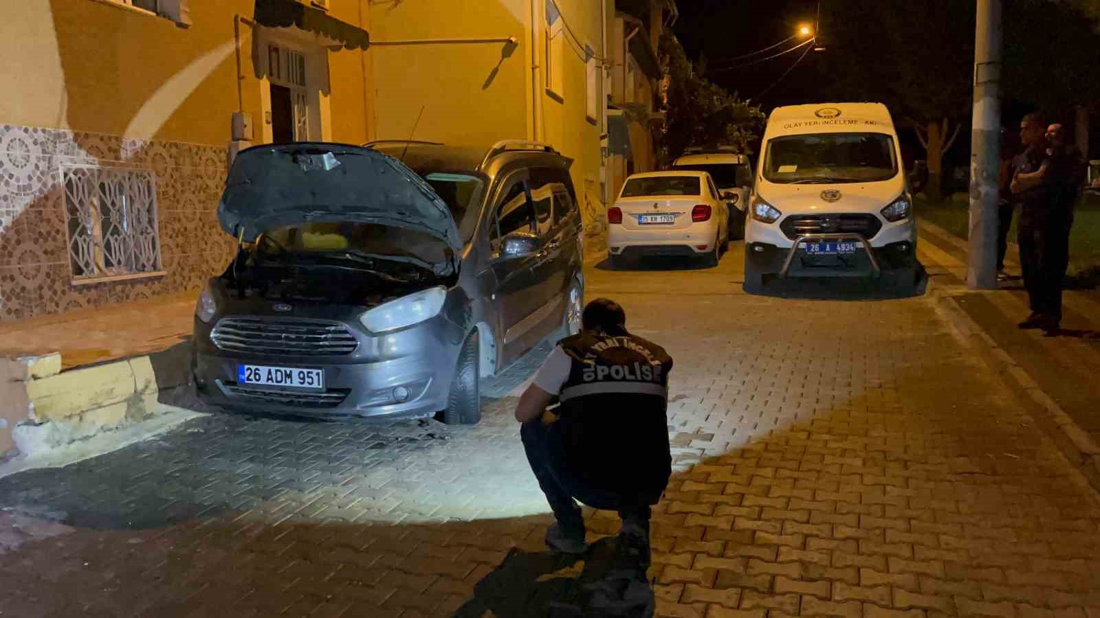 Otomobile benzin dökerek ateşe verdiler