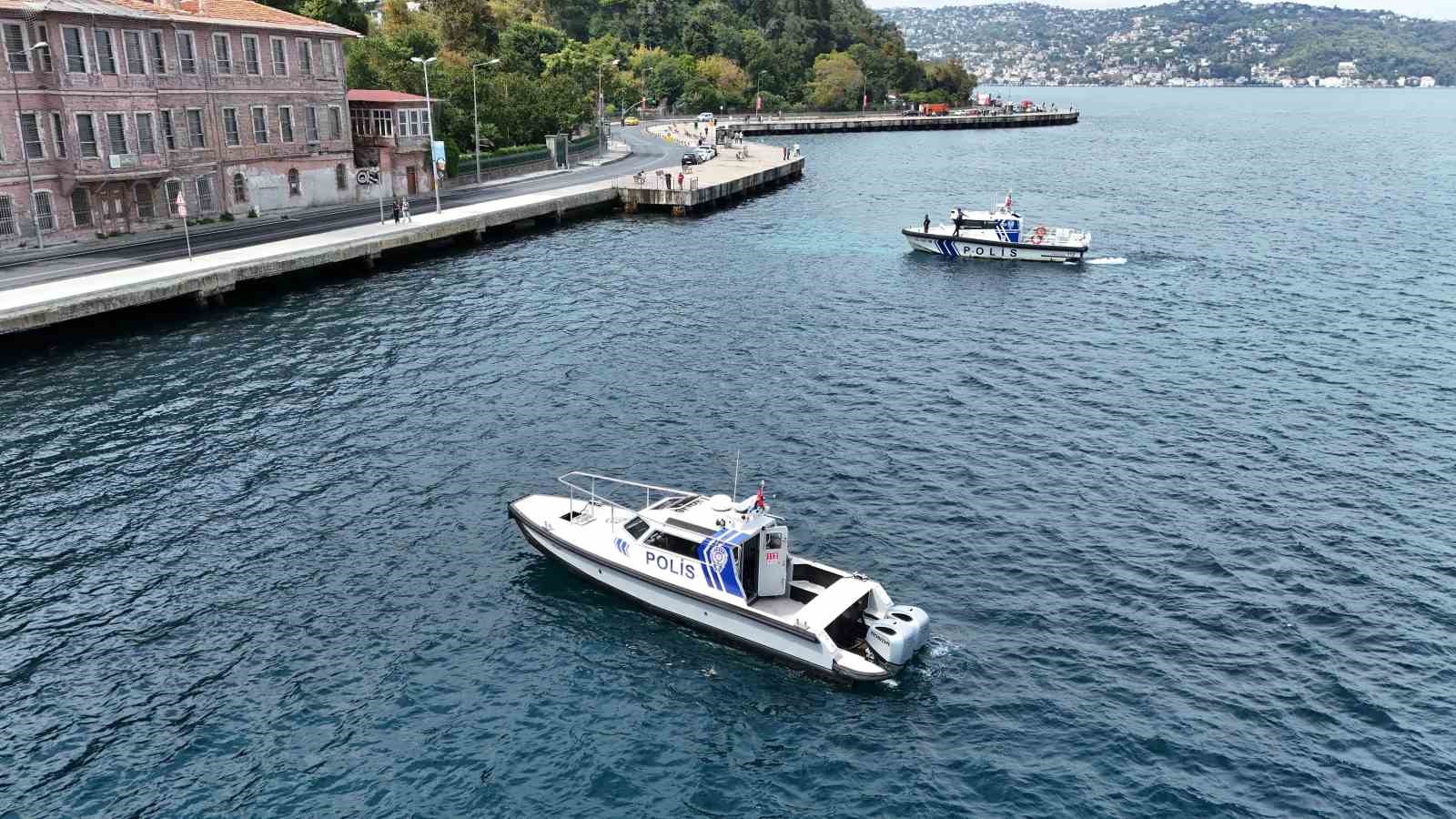 İstanbul da batan teknede kaybolan şahsı boğazda arama çalışmaları havadan görüntülendi