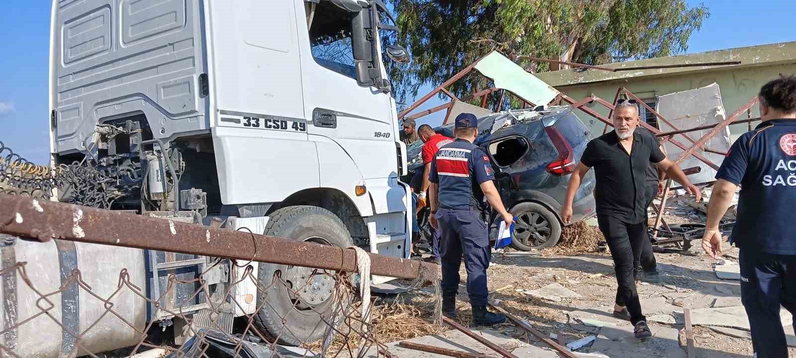 Tarsus'ta korkunç kaza kafa kafaya çarpıştılar 1 ölü, 6 yaralı var