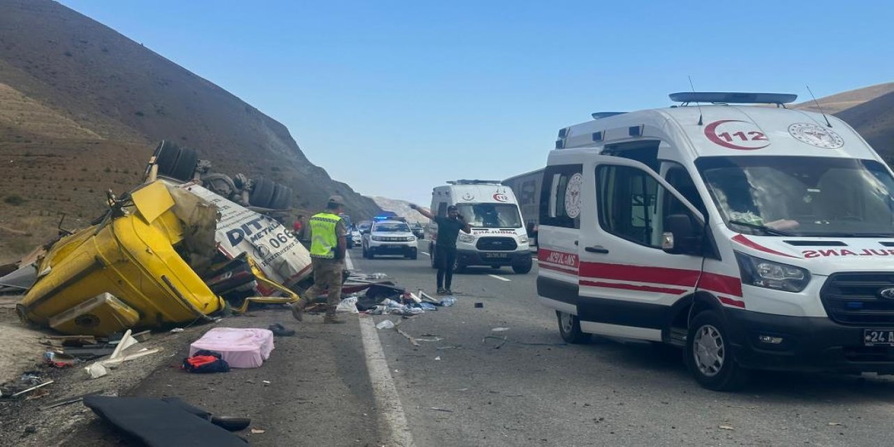 Erzincan - Sivas karayolunda tır ile otomobil çarpıştı: 4 ölü, 2 yaralı