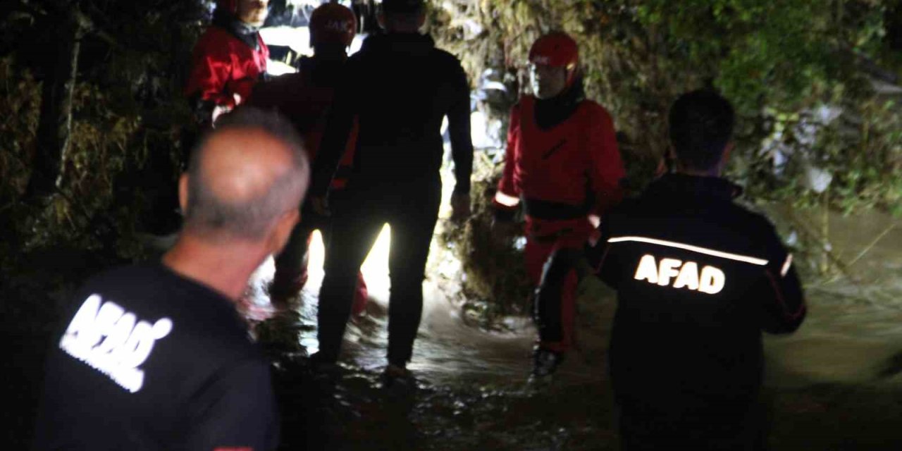 Kayseri de selden kaybolan vatandaşı arama çalışmaları sürüyor