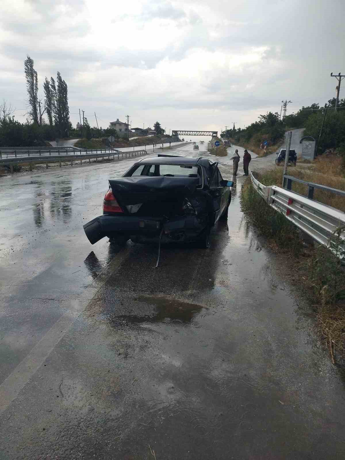 Burdur da iki otomobil çarpıştı 6 yaralı var