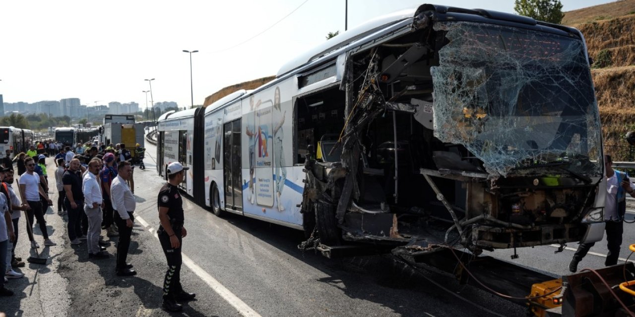 İstanbul'da iki metrobüs kazasında çok sayıda ölü ve  yaralı var