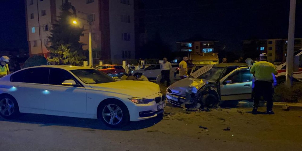 Eskişehir'de İki otomobilin kafa kafaya çarpıştı: 1 ölü, 5 yaralı