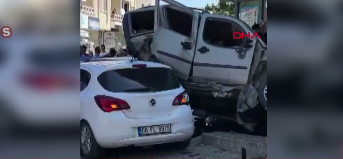 Isparta Karayolu’nda 3 aracın karıştığı kazada 7 kişi yaralandı