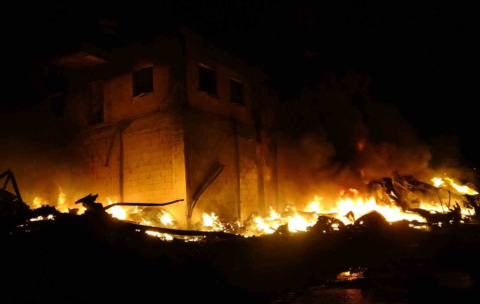 Limon işleme ve paketleme tesisi yanarak küle döndü