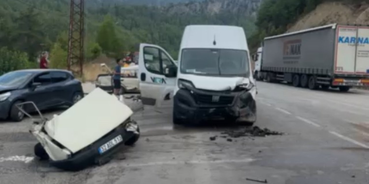 Isparta-Antalya Karayolu'nda kaza ,çok sayıda yaralı var