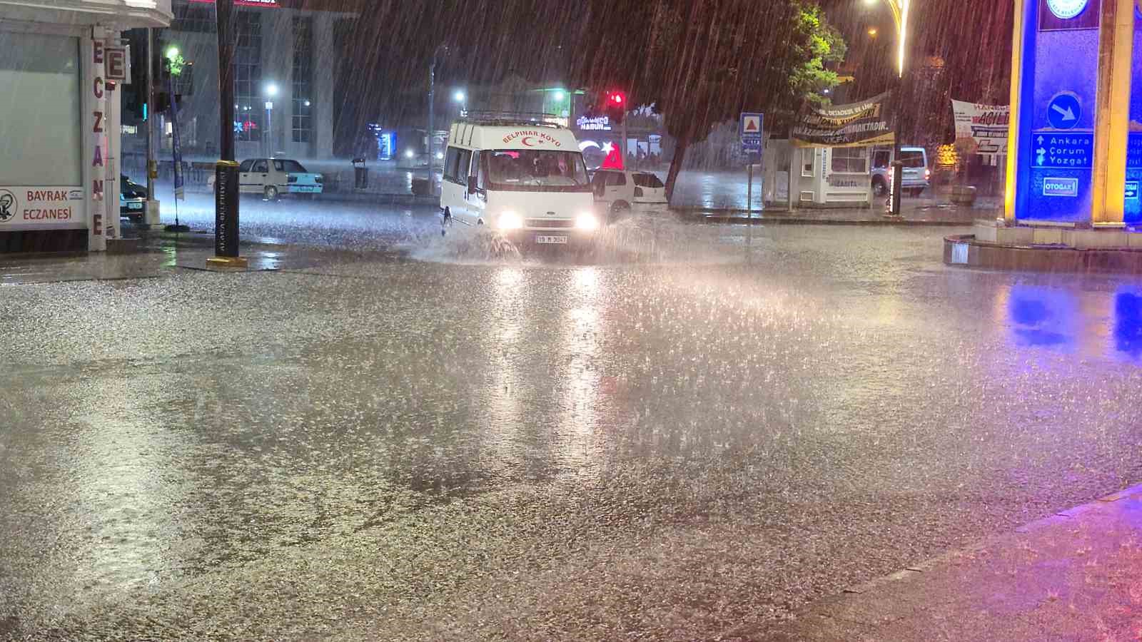 Sağanak yağış ve rüzgar Çorum da hayatı felç etti