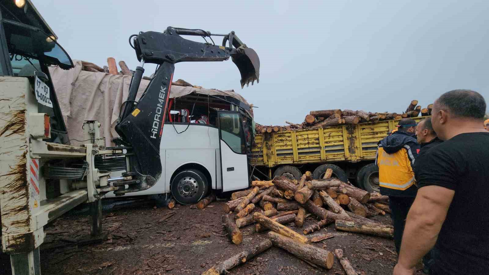 Yolcu otobüsü, tomruk yüklü kamyonla çarpıştı, 2 ölü, 23 yaralı var