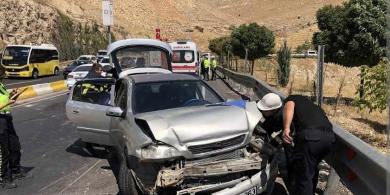 Otomobil bariyere çarptı 3’ü çocuk 7 yaralı