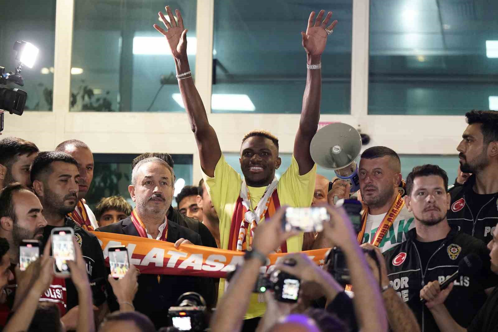 Galatasaray’ın İtalyan futbolcusu Osimhen, İstanbul’a indi