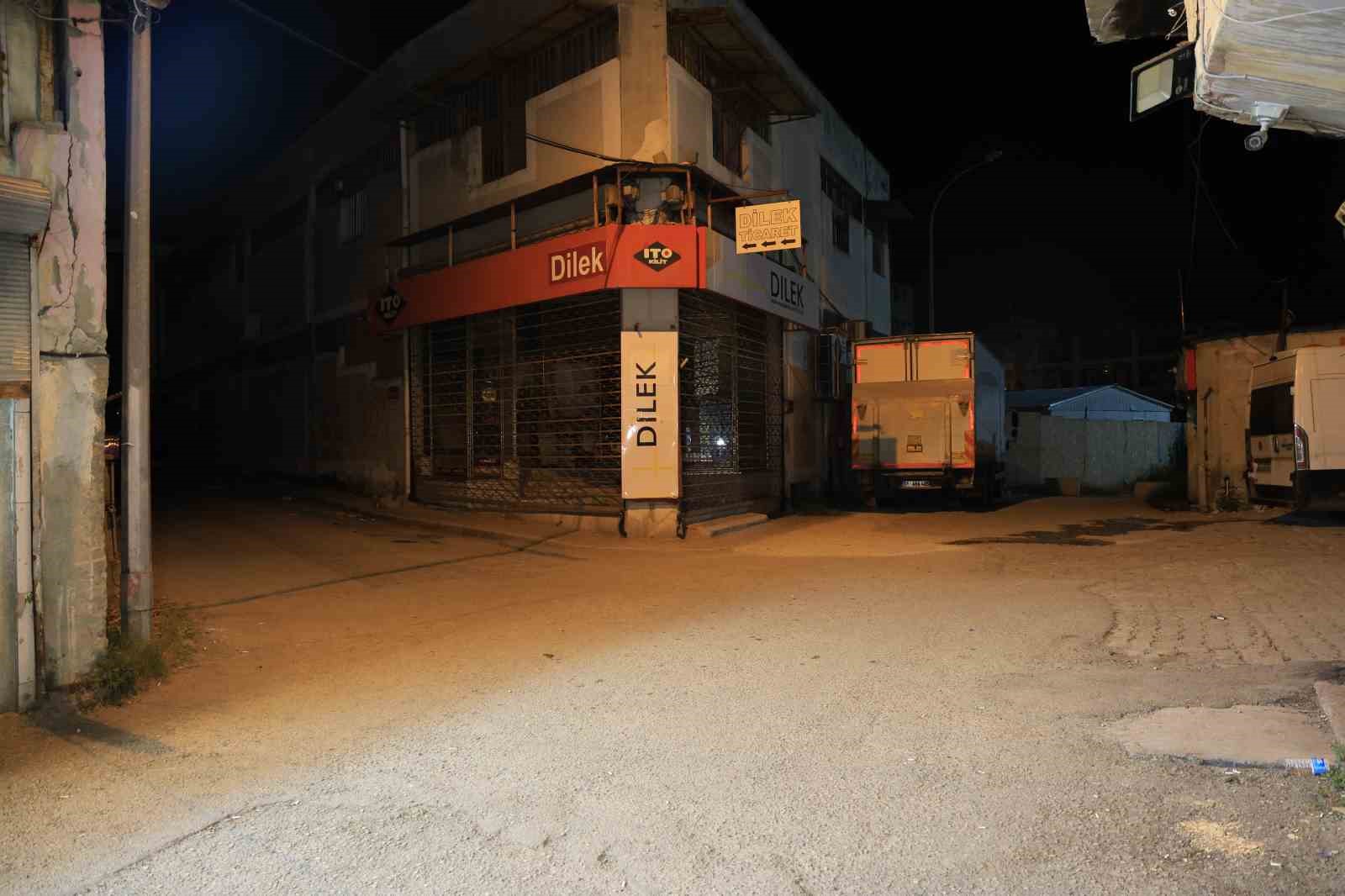 Adana'da sokak ortasında bir kişiyi silahla öldürüp kaçtılar