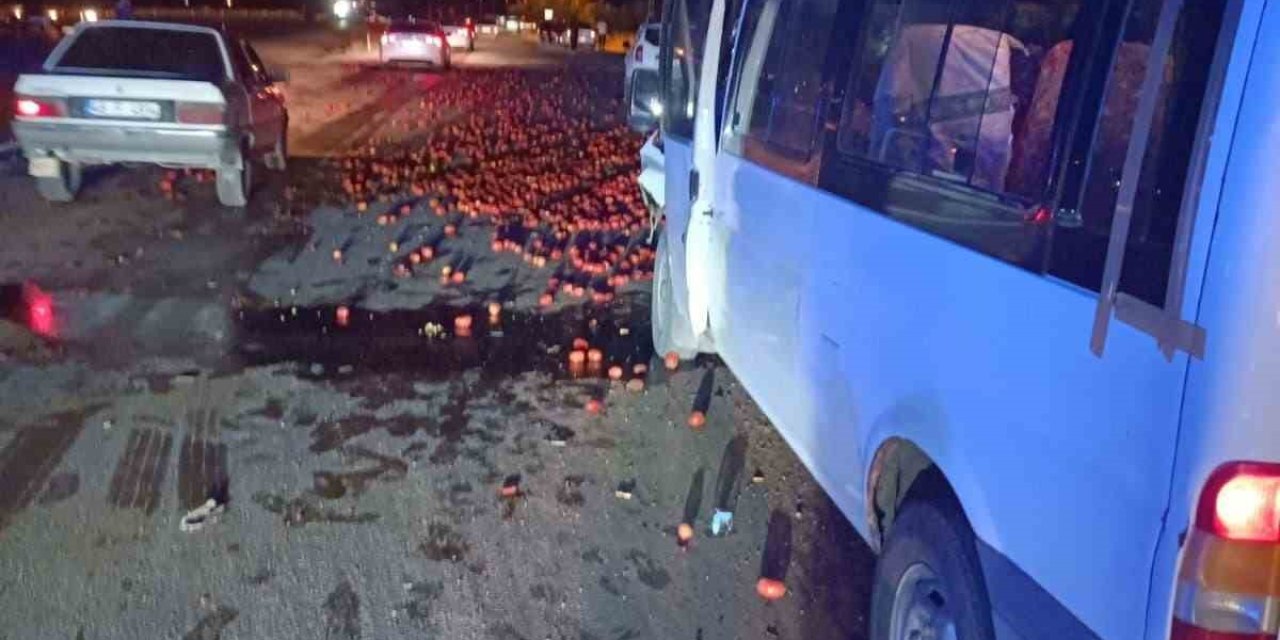 Afşin'de Minibüs domates yüklü traktöre çarptı 10 yaralı var