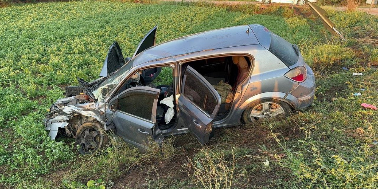 Ambulansla otomobilin çarpıştığı kazada 2'si hemşire 5 kişi yaralandı