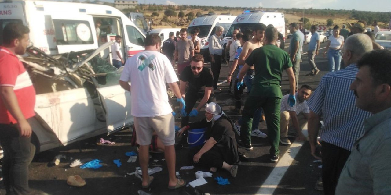 Tokatta işçileri taşıyan minibüs devrildi 1 ölü 25 yaralı