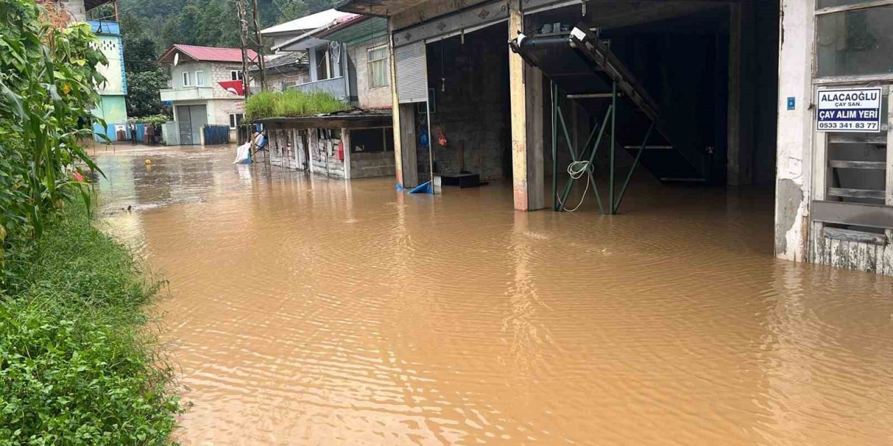 Rize’de korkutan şiddetli yağış heyelana yol açtı halk panikte