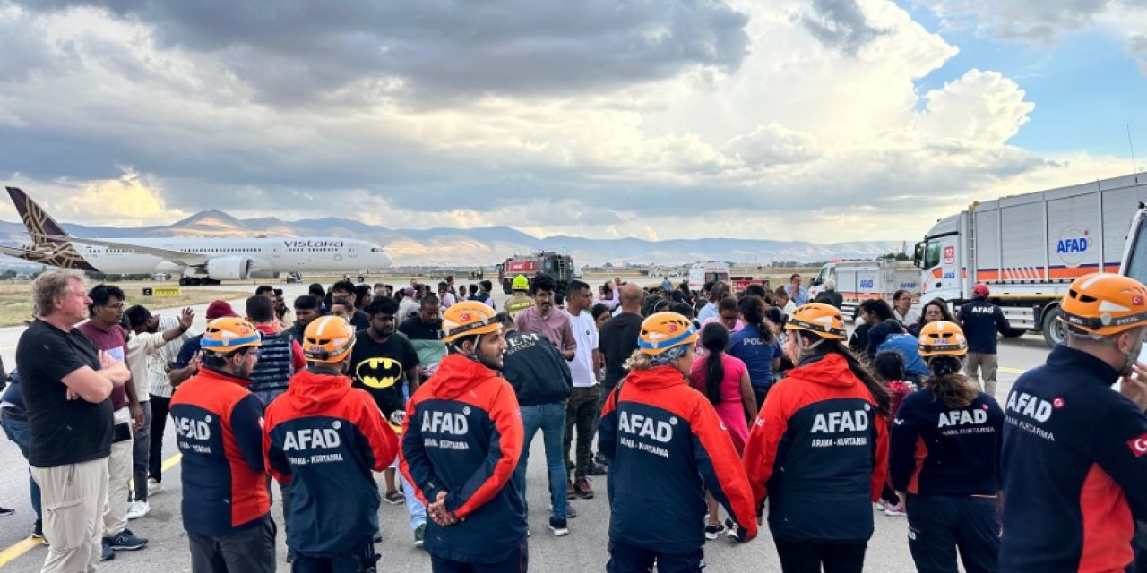 Hindistan uçağına bomba ihbarı