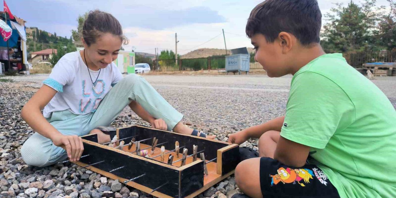 Çocukların buluşu, yaptıkları langırt oyunu eğlenceleri oldu