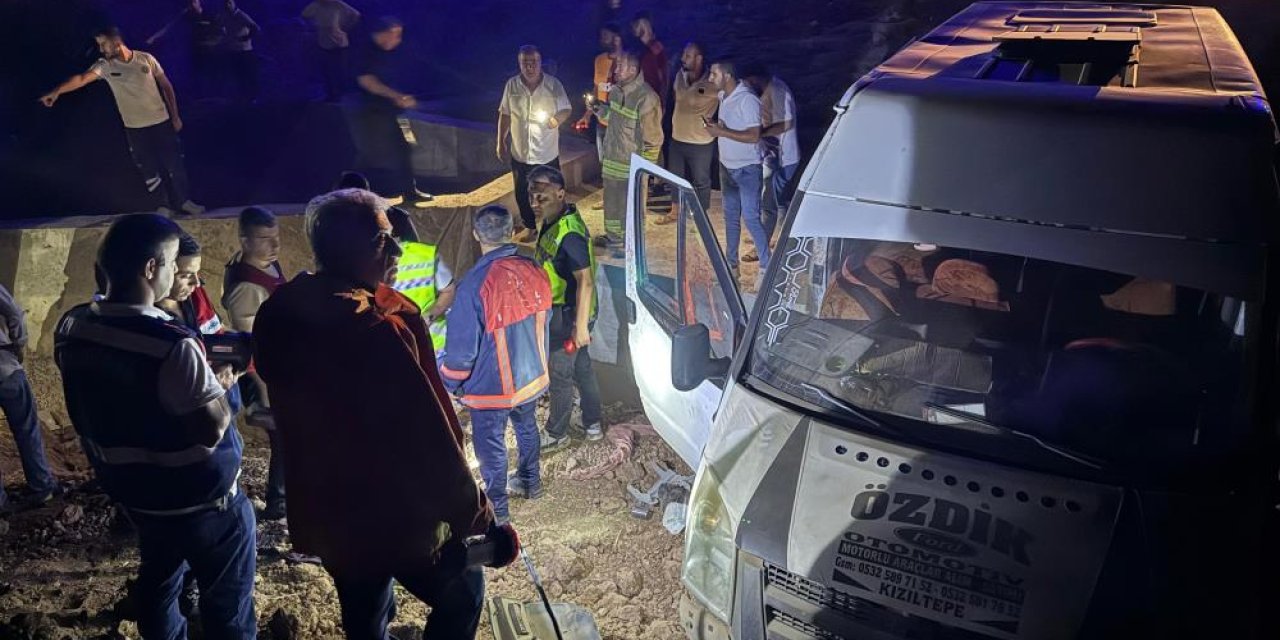 Kızıltepe ilçesinde tarım işçilerini taşıyan minibüs devrildi: 21 yaralı