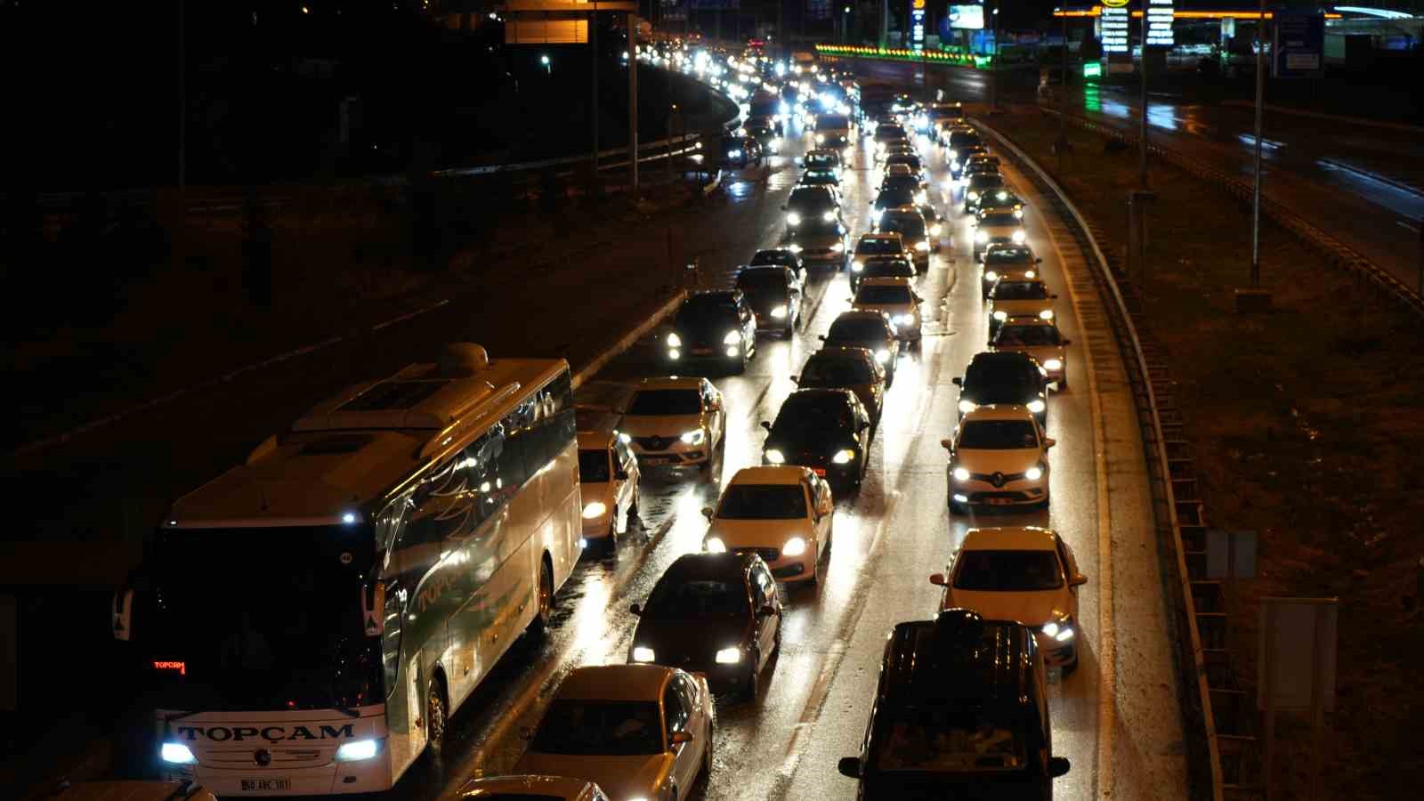 Yaz tatili sona erdi okullar açılıyor trafikte büyük yoğunluk beklentisi