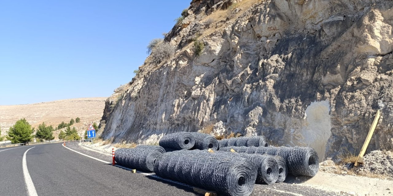 Aşağı Halfeti yolu tel örgü ile korunuyor