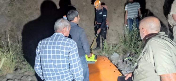 Bal toplamaya giderken kayalıklardan düşerek öldü