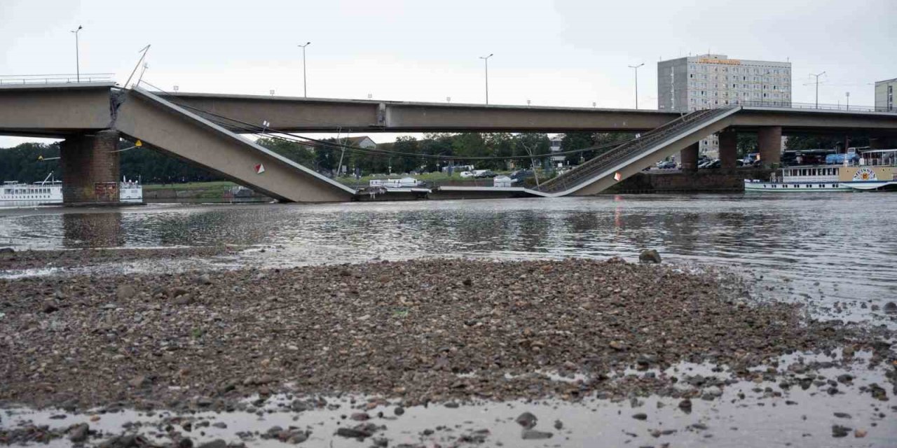 Almanya’da köprü çöktü, faciadan dönüldü