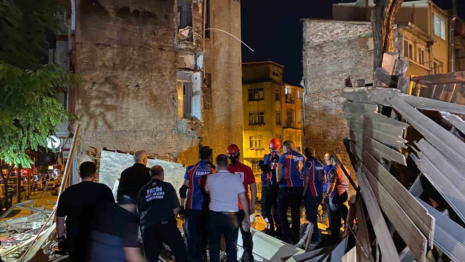 İstanbul da 3 katlı metruk bina çöktü: 1 yaralı