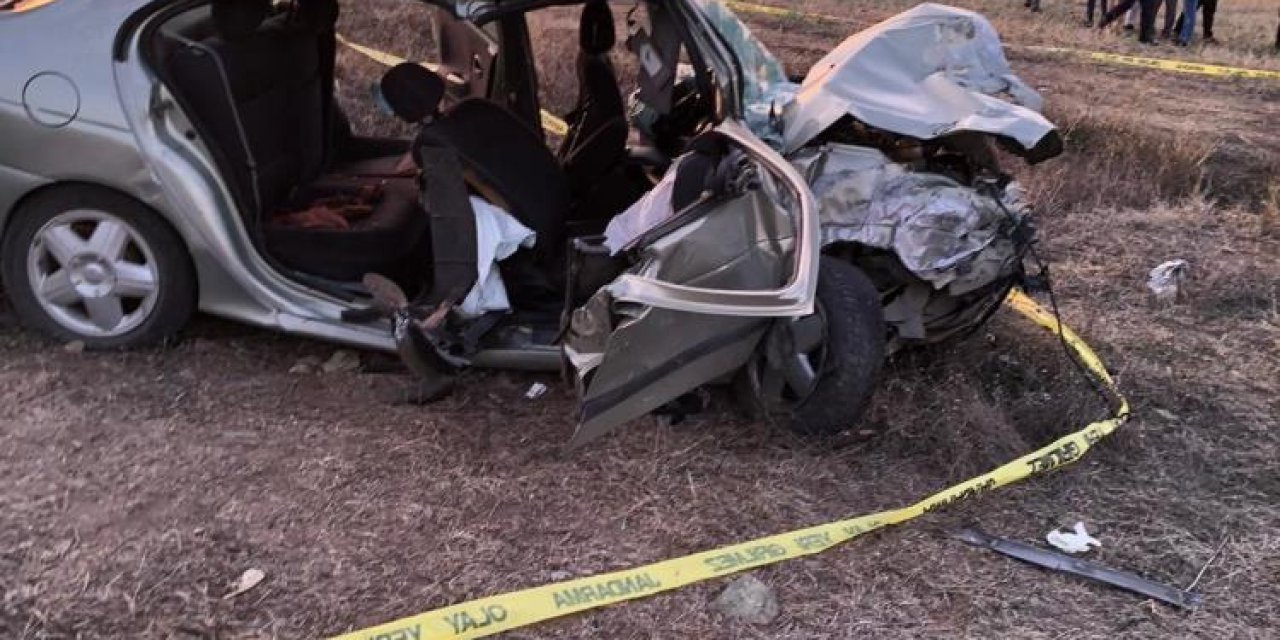 İki otomobil kafa kafaya çarpıştı: 3 ölü, 4 yaralı