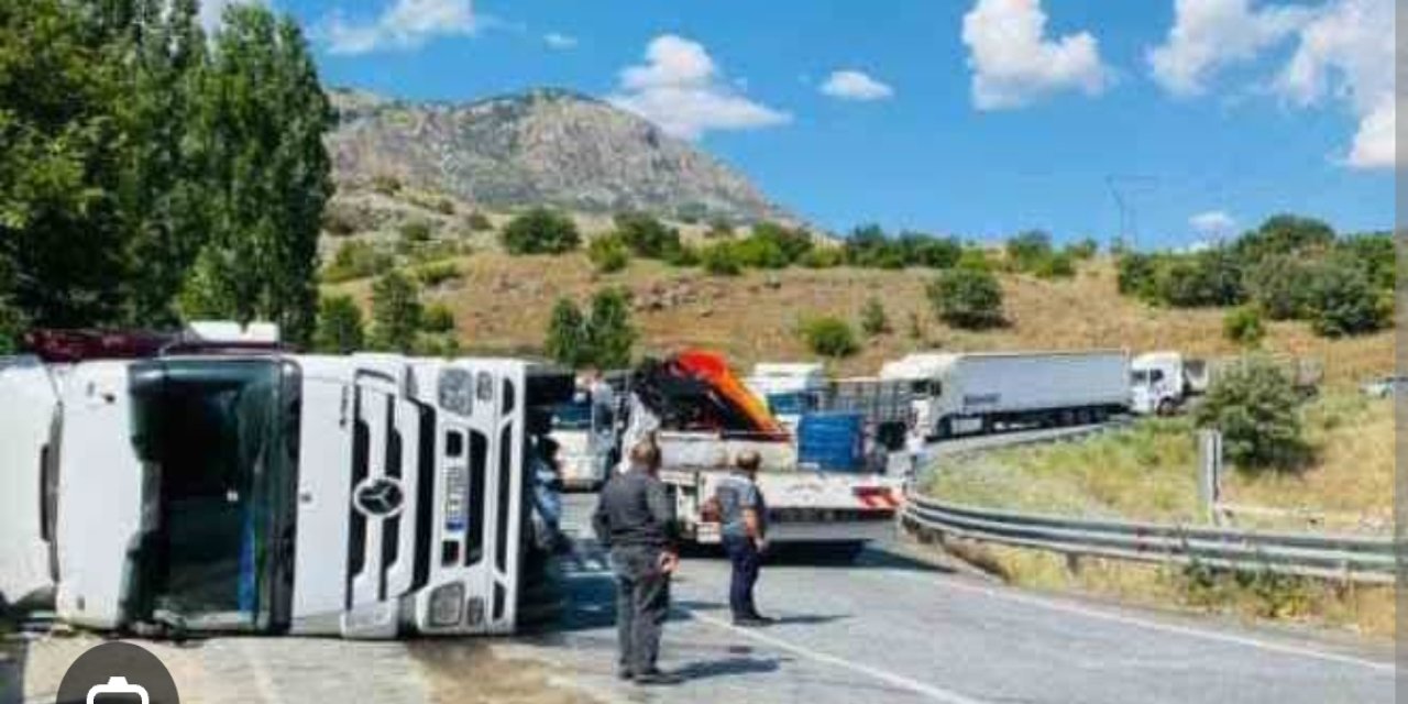 Siirt-Şırnak karayolunda tır devrildi yol trafiğe kapandı