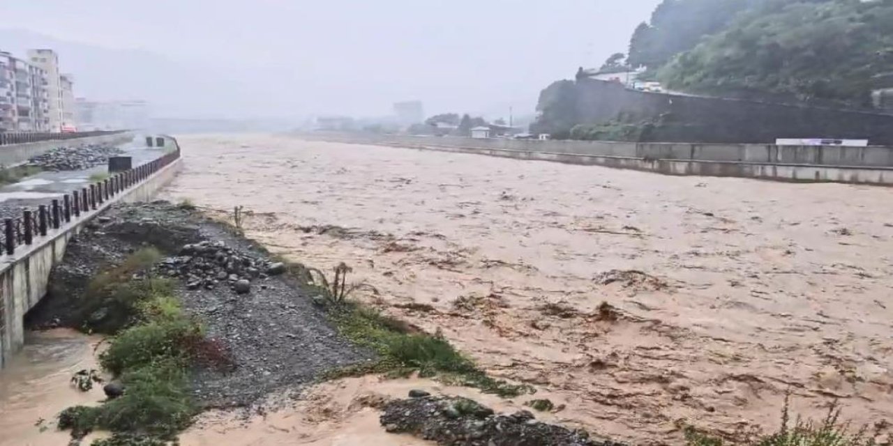 Arhavi ve Hopa ilçelerinde şiddetli yağış sel ve taşkınlara neden oldu