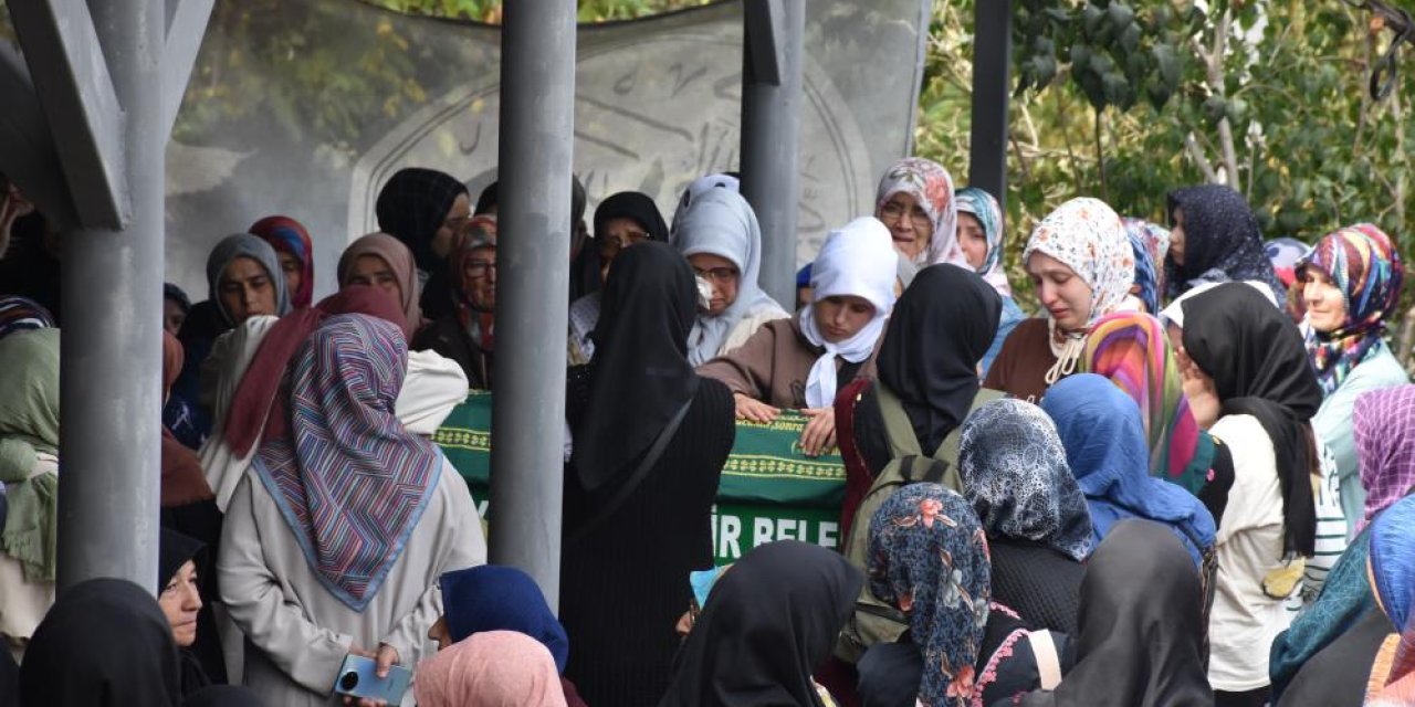 Kandıra ilçesinde girdikleri denizde boğulan 2 kardeş son yolculuğuna uğurlandı