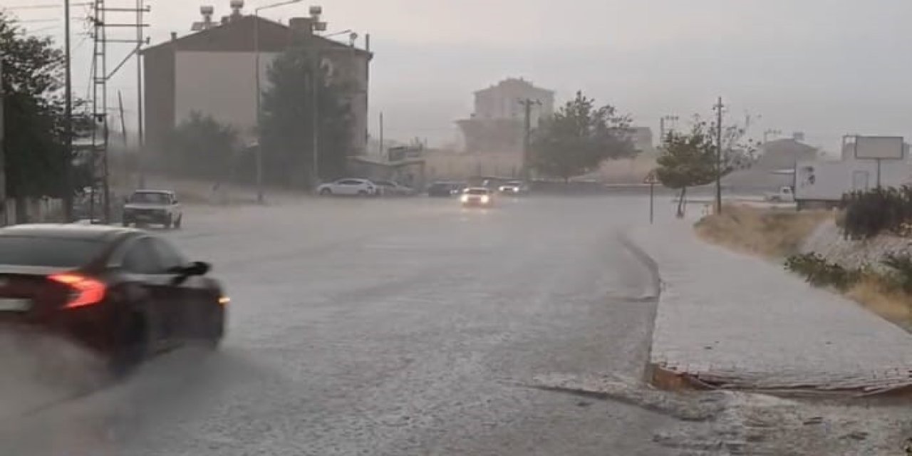 Malatya’da yağmurda yollar göle döndü