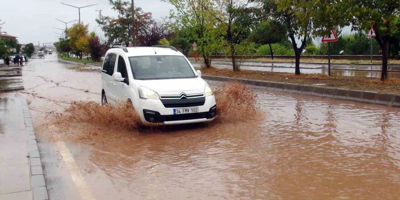 Ahlat’ta yağış sel ve taşkınlara yol açtı