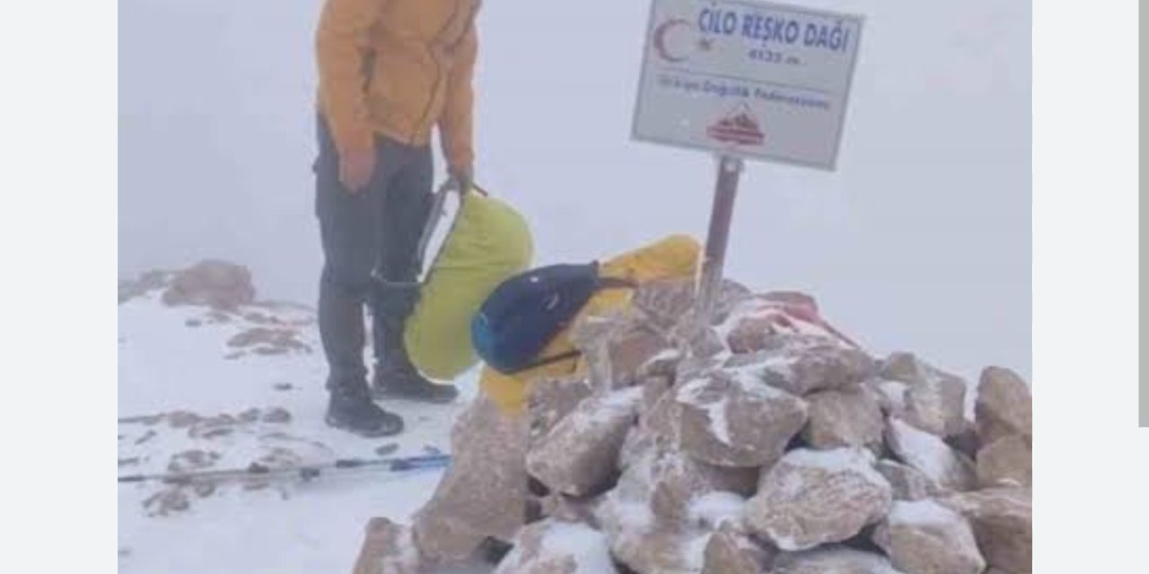 Hakkari de dağcılar dolu ve tipiye rağmen yüksek rakımda zirve yaptı