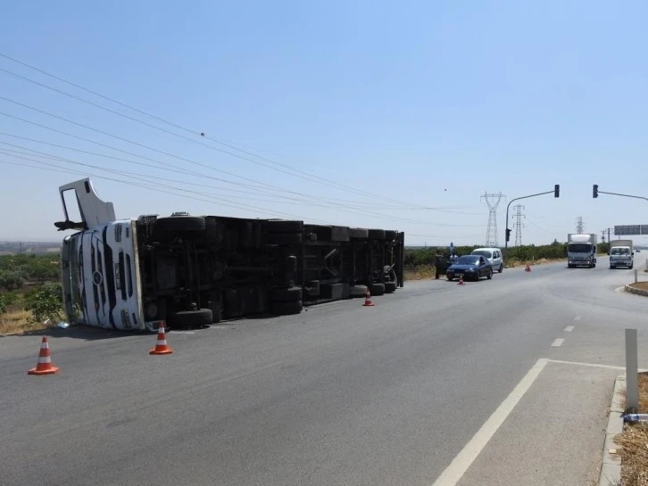 Kilis'te Virajı alamayan tır devrildi: 2 yaralı