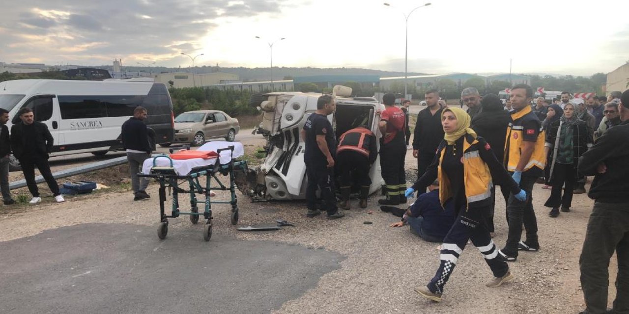 İnegöl ilçesinde işçi servisi devrildi ,çok sayıda  yaralı var