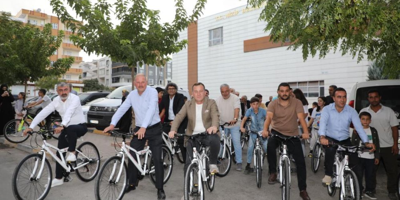 Nizip Belediye Başkanı Doğan, başarılı öğrencileri bisikletle ödüllendirdi