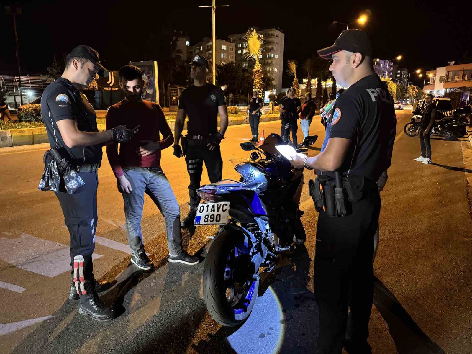 Polis Mersin’de motosiklet sürücülerini denetliyor