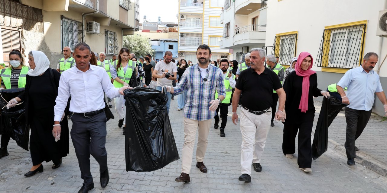 Akdeniz Belediyesi eş başkanları halkla birlikte sokakları temizledi