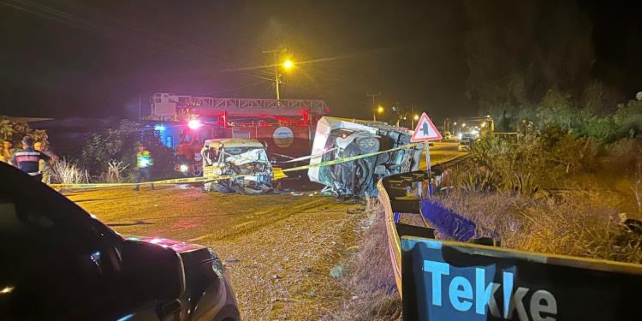 Serik ilçesinde kamyonet ile ticari araç çarpıştı: 5 yaralı