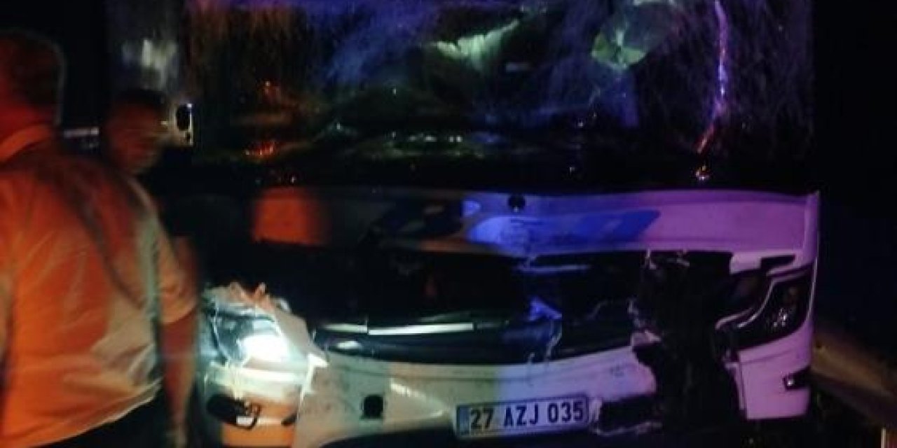 Tarsus-Pozantı istikametinde yolcu otobüsü tıra çarptı: 4 yaralı