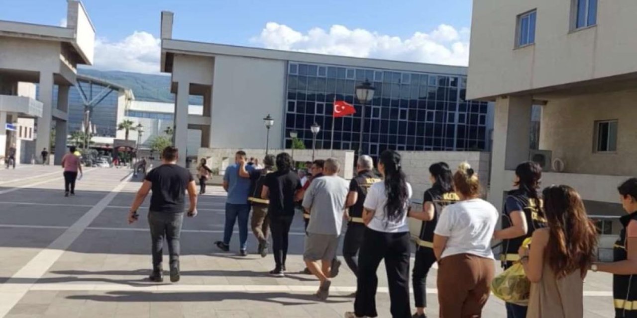 Alışveriş kartı dağıtarak 12 bin 500 vatandaşın banka hesabı açan 8 kişi tutuklandı